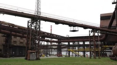 Terk edilmiş bir sanayi bölgesinin paslı yapıları, yaşlanma teknolojisinin ve zengin tarihin etkilerini açıkça yansıtıyor.