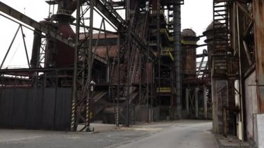 Terk edilmiş bir sanayi bölgesinin paslı yapıları, yaşlanma teknolojisinin ve zengin tarihin etkilerini açıkça yansıtıyor.