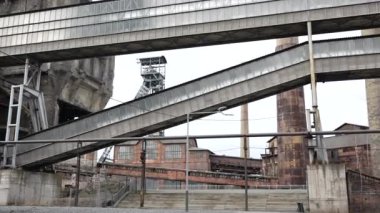 Terk edilmiş bir sanayi bölgesinin paslı yapıları, yaşlanma teknolojisinin ve zengin tarihin etkilerini açıkça yansıtıyor.