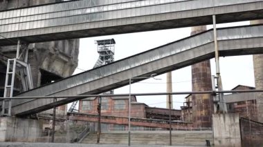 Terk edilmiş bir sanayi bölgesinin paslı yapıları, yaşlanma teknolojisinin ve zengin tarihin etkilerini açıkça yansıtıyor.