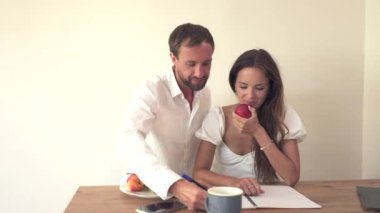 Genç bir çift, hayatlarındaki zorlukları ve gelecekleri için planlarını tartışırken derin bir sohbetin içinde birlikte otururlar. Odaklanmış ifadeleri ve yakınlıkları güçlü bir bağ ve karşılıklı destek oluşturuyor..