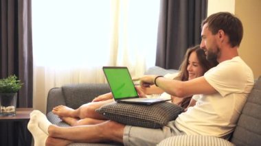 Bir çift kanepede oturur, dizüstü bilgisayara bakar ve ne gördüklerini tartışırlar. Kromakey arkaplanı esnek düzenleme seçenekleri için yeşil bir ekran sağlar