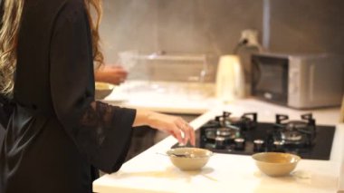 Mutfaktaki bulaşık makinesinde bulaşık yıkarken tatlı tatlı sohbet ediyor, birlikte vakit geçiriyorlar. Yüksek kalite 4k görüntü