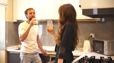 Mutfaktaki bir çift meyve suyunu birlikte tadacak, sonra bulaşıkları bulaşık makinesine koyacak, keyifli bir anı paylaşacaklar. Yüksek kalite 4k görüntü