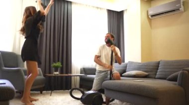 Bir çift birlikte evi temizler, gülümseme ve kahkahalarla işin tadını çıkarırlar. Onların eğlenceli etkileşimleri, neşeli bir ortaklığı yansıtan eğlenceli, neşeli bir aktiviteye dönüştürür.