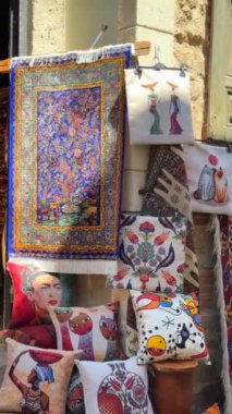Turizm merkezinde sergilenen Türk ulusal yastıkları, halıları ve hatıraları. Canlı renkleri ve geleneksel desenleri yakalıyor, kültürel mirası ve yerel zanaatkarlığı sergilemek için ideal..