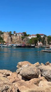 Limandan heyecanlı bir tekne yolculuğu başlıyor. Denizcilik gezisinin başlangıcında tarihi cazibe ve macera karışımının altını çizmek için mükemmel. Yüksek kalite 4k görüntü