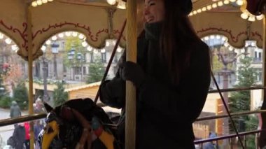 Yeni yıl Paris 'i, oyuncak ata binen neşeli bereli bir kızla dolu tam gaz bir şenlik atlıkarınca. Sahne büyüleyici Noel havasını ve bayram neşesini yakalıyor..