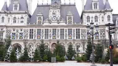 Yeni yıl Paris 'i. Otel de Ville 'in ön cephesi ve meydandaki yeni yıl ağaçları şenlikli bir Noel atmosferi yaratıyor..