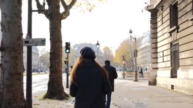 Paris, Fransa, Aralık 'ta Gri bereli ve ceketli bir kız Paris' in ünlü caddelerinde gezer, Paris kışının cazibesini ve zarafetini somutlaştırır..