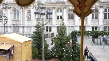 Paris 'te Tatil Büyüsü 11 Aralık 2022' de Ville Oteli 'nin yakınındaki meydanı aydınlatıyor ve yeni yıl kutlamalarına şenlik cazibesi ve neşe katıyor..
