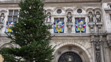 Yeni Yıl Paris 'i, Ville Oteli' nin yakınındaki Noel ağaçları şenlikli balolarla süslenmiş şehir tatil ruhunu ön plana çıkaran canlı bir Noel havası yaratıyor..