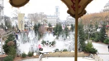 Paris 'te Tatil Büyüsü 11 Aralık 2022' de Ville Oteli 'nin yakınındaki meydanı aydınlatıyor ve yeni yıl kutlamalarına şenlik cazibesi ve neşe katıyor..