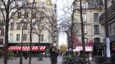 Noel Paris, Fransa, 11.12.2022 Rue Saint-Martin 'de Noel atmosferi. Tatil süslemeleri ve ışıkları bu ikonik Paris caddesinin cazibesini artırıyor..