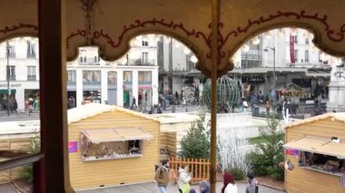 Paris 'in Tatil Titreşimleri. Otel de Ville Meydanı 'na 11 Aralık 2022' de bir atlıkarınca neşe getirdi. Bölgeyi şenlikli bir cazibeyle doldurdu ve mevsimin ruhunu yakaladı..