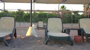 Türkiye 'nin Antalya kentindeki çarpıcı deniz zeminine plaj salonları kuruldu. Gösterişli rahatlama, tropikal kaçış ve deniz kenarı lüksü için ideal. Yüksek kalite 4k görüntü