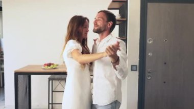 Çiftler evlerinin ön kapısının hemen yanında romantik bir dans ederler. Samimi an sevgi ve bağlantıyla doludur, samimi, tanıdık bir ortamda birlikte sallanırken.
