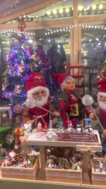 Polonya, Lodz 'da Noel kurulumu, 12.04.2023 Taşınan Noel Baba ve süslü Noel ağaçları şenlikli ve büyülü bir tatil ortamı yarattı.