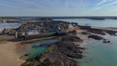 Saint Malo, plajda yapılan bir hava yolculuğu ilkbahar kıyı güzelliğini gözler önüne seriyor. İnsansız hava aracı canlı manzarayı, kumlu kıyıları ve tarihi cazibeyi yakalar ve nefes kesici bir manzara yaratır.