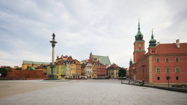 Varşova Kraliyet Meydanı 'nın sakin güzelliği sabahın erken saatlerinde terk edilmiş ve sakin bir şekilde tarihi mimarisinin ve huzurlu atmosferinin güzelliğini vurguluyor.