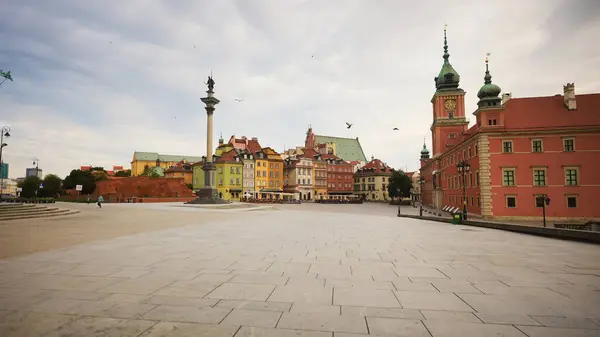 Varşova Kraliyet Meydanı 'nın sabah manzarası, tamamen boş. Huzurlu sahne, Polonya başkentinin kalbinde huzurlu bir an sunan tarihi mimari ve sükuneti vurguluyor.