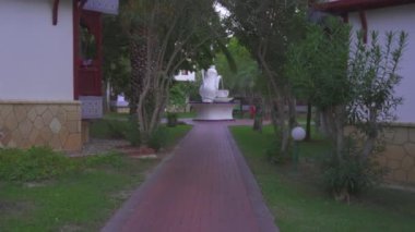 Heykel, büyük bir demlik ve bir fincan çaya giden bir yolu tasvir eder. Bu yaratıcı sanat eseri büyüleyici bir görsel yolculuk yaratıyor, izleyicileri çay temalı fantastik bir manzarayı keşfetmeye davet ediyor.