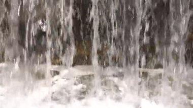 Yumuşak bir su akışının olduğu taş adımlar, yapay bir şelale yaratarak çevreleyen manzaranın huzur veren güzelliğini arttırır..
