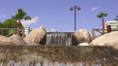 Taş basamaklar suyla dolup taşarak doğal ortama sükunet ve cazibe katan çarpıcı bir şelale oluşturuyor. Yüksek kalite 4k görüntü