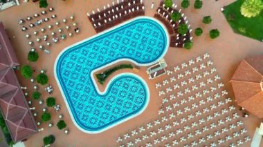 Drone Resort Yüzme Havuzu 'nun Güzelliğini Gösterirken Görüntü Görüntü Bir tatil köyünün canlı mavi yüzme havuzu. Yüksek kalite 4k görüntü