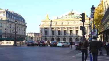 Paris 'te büyüleyici bir kış günü, 11 Aralık 2022' de Garnier Meydanı yakınında geziniyor. Şehrin güzelliğini tecrübe et mevsimlik cazibe ve şenlik ruhuyla bezenmiş.