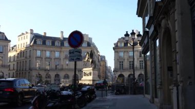 Kral XIV. Louis 'in heykeli görkemli bir varlıkla Fransa' nın Paris, Zafer Meydanı 'nda gururla duruyor. Aralık 'ta yakalanan serin kış havası ve tarihi çevre sahneye ebedi bir cazibe katıyor.