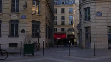 Petits Peres Meydanı, Paris 'te 11 Aralık 2023' te büyüleyici bir kış gezintisi. Bu güzel meydandaki şenlikli cazibeyi, güzel mimariyi ve mevsimlik dekorasyonları deneyin.