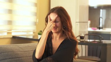 Yüz Yogası Uzmanı, Somurtma Çizgilerini Düzeltmek ve Daha Düzgün, Genç Bir Görünüm Sağlamak İçin Etkili Egzersiz ve Parmak Masaj Teknikleri Gösteriyor