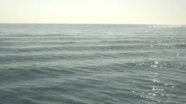Bir yatın kristal sularda sorunsuzca süzülmesi gibi açık denizin güzelliği. Bu dingin okyanus manzarası yolculuğun sükunetini yakalıyor. Etrafında sonsuz mavi ufuklara ve huzurlu dalgalara sahip.
