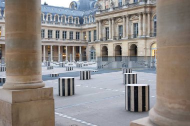 Les Colonnes de Buren olarak bilinen çizgili siyah ve beyaz sütunlar Paris 'teki Palais Royal' in avlusunda düzenlenmiştir. Neoklasik mimari inşa etmek modern kurulum ile çelişir