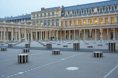 Les Colonnes de Buren sanat enstalasyonunun bir parçası olan çizgili siyah beyaz sütunlar Paris 'teki Palais Royal avlusunu dolduruyor. Neoklasik mimari modern tasarımla çelişiyor.