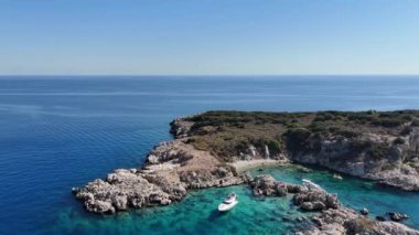  Bu nefes kesici drone görüntüsü, turistlerin güneşli bir yaz gününde turkuaz sularda yüzüp şnorkelle yüzdükleri tropikal bir ada boyunca demirlenmiş bir grup güzel yatı yakalıyor. 4k görüntü