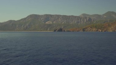 Görkemli dağların nefes kesen manzarası ve açık deniz bir yatın pruvasından süzülürken. Sahne, lüks bir yatın sükunetini ve özgürlüğünü yakalıyor..