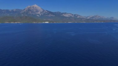 Bu panoramik 360 derecelik drone görüntüsü, gökyüzü sularıyla çevrili ve turist yatlarıyla benekli güzel bir Akdeniz adasının geniş bir görüntüsünü sunuyor..