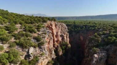 Parlak, berrak gökyüzünün altında huzur içinde akan canlı turkuaz sularını sergileyen Kapuz Kanyonu 'nun sakin bir hava manzarası. Dokunulmamış manzara, kalabalıktan uzak..