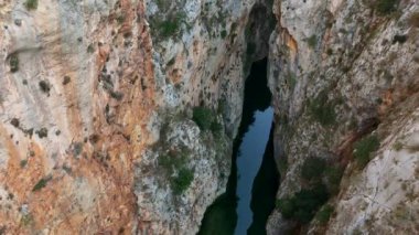 Kanyon geçidine bakan nefes kesici bir kuş, yüksek kaya duvarlarını ve engebeli güzelliğin saf gücünü gözler önüne seriyor. Dramatik manzara, vadinin ihtişamını yukarıdan yakalıyor.