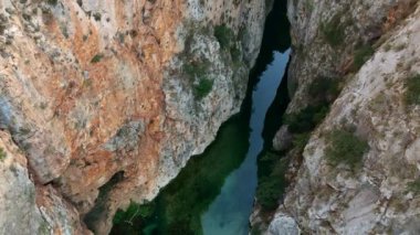 Doğal kaya oluşumlarının ve engebeli arazilerinin görkemli ölçeğini vurgulayan bir kanyon geçidine ait hava perspektifi. Geniş manzara kanyonun saf güzelliğini ve ihtişamını gözler önüne seriyor..