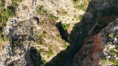 Kapuz Kanyonu 'nun hava manzarası, parlak güneş ışığı altında büyüleyici turkuaz sularını sergiliyor. Görünürde kalabalık olmayınca, Antalya 'nın huzurlu atmosferi ve doğal güzelliği...