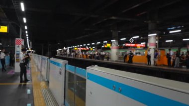 Kalabalık kalabalıkların ve dükkanların olduğu Tokyo metro sahnesi, Japonya 'da sıradan bir günde hareketli atmosferi ve hızlı şehir yaşamını yakalıyor. Japonya, Tokyo 11.10. 2023 