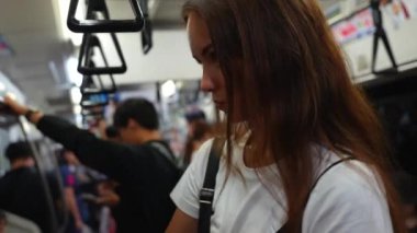 Tokyo Metro, Japonya 'da güzel bir genç kadının yakın çekimleri şehir yaşamının ve şehir seyahatinin bir anını yakalıyor.. 