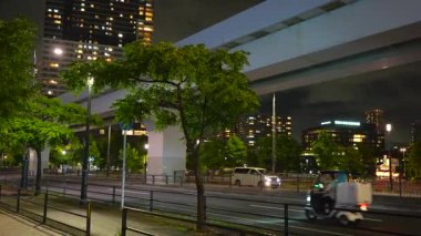 Tokyo 'nun gece manzarasında aydınlık gökdelenler ve köprüler, parlak gece ışıkları ve görünürde hiç insan yok.. 