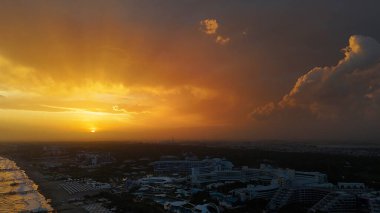 Gökyüzüne yayılmış canlı renklerle güzel bir günbatımını yakalayan, dingin ve büyüleyici bir manzara yaratan bir hava manzarası..