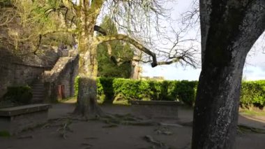 Mont-Saint-Michel, Fransa 03.11.2024 Dinamik çekimler Mont-Saint-Michel Abbey 'deki avluda, tarihi taş mimari ve dingin hareketin karışımını yakalıyor.. 