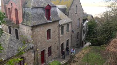Mont-Saint-Michel, Fransa 03.11.2024 Mont-Saint-Michel 'deki antika evlerin havadan görünüşü büyüleyici bir ortaçağ mimarisi ve karmaşık taş çatılar sergiliyor.. 