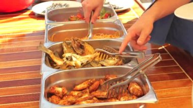 Türkiye 'de bir yatta turistler tarafından sunulan balık, makarna, et ve salatanın da aralarında bulunduğu çeşitli yiyecekler, denizde ortak bir yemek deneyimi yaratıyor.. 